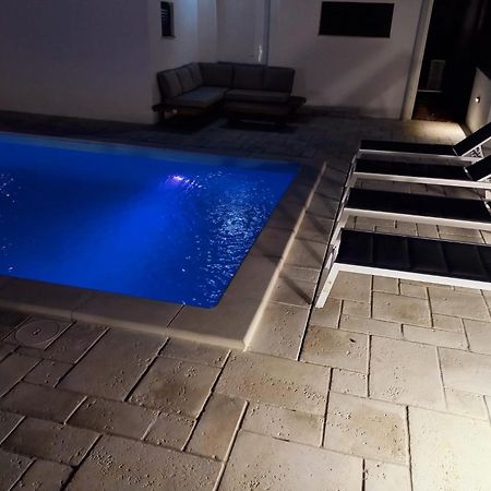 Big Swimming Pool Apartment Monvidal Pula Bagian luar foto