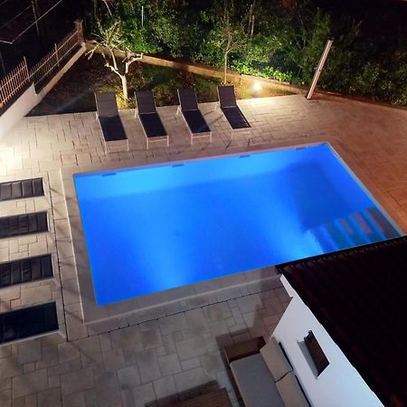 Big Swimming Pool Apartment Monvidal Pula Bagian luar foto