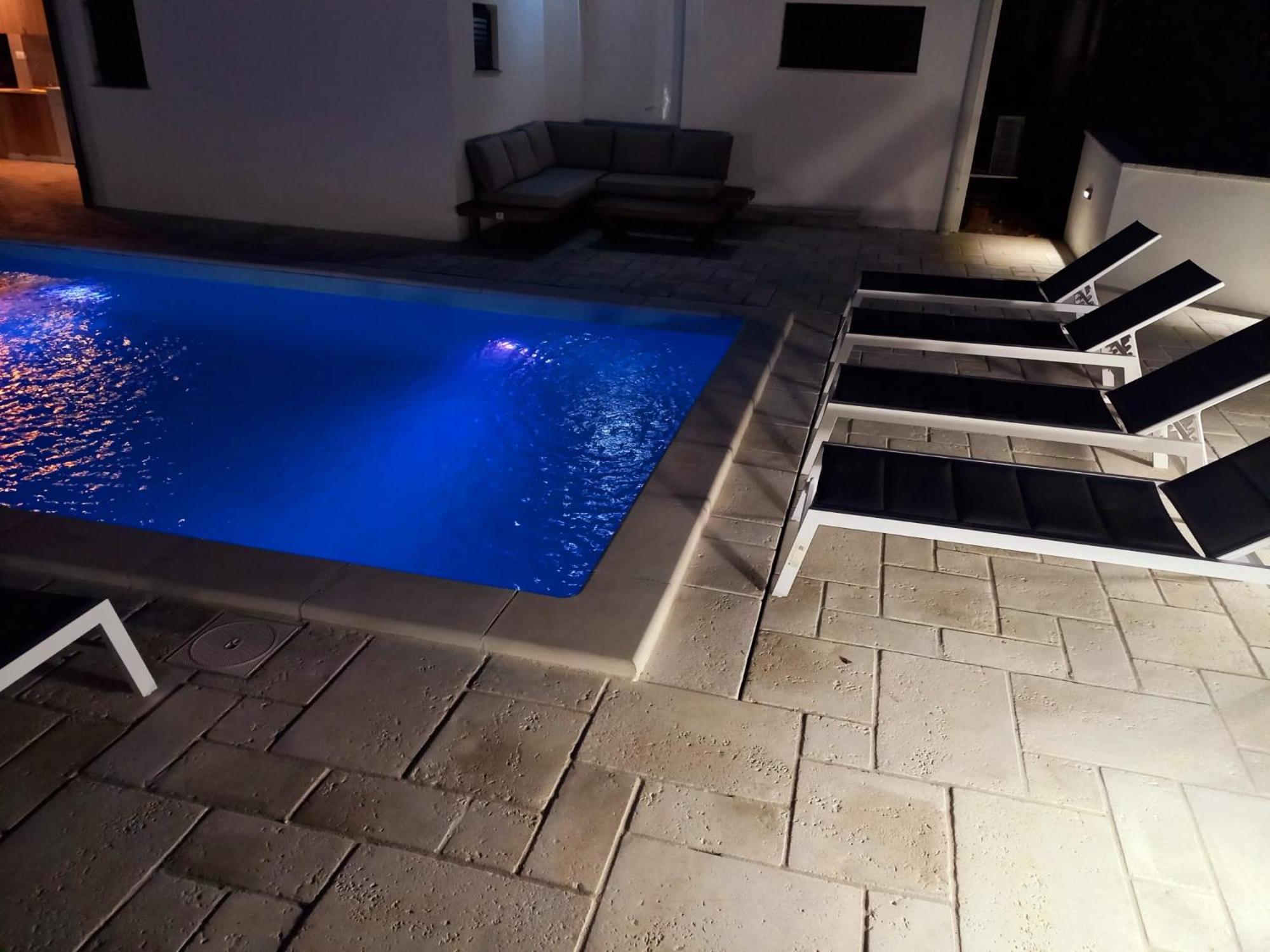 Big Swimming Pool Apartment Monvidal Pula Bagian luar foto