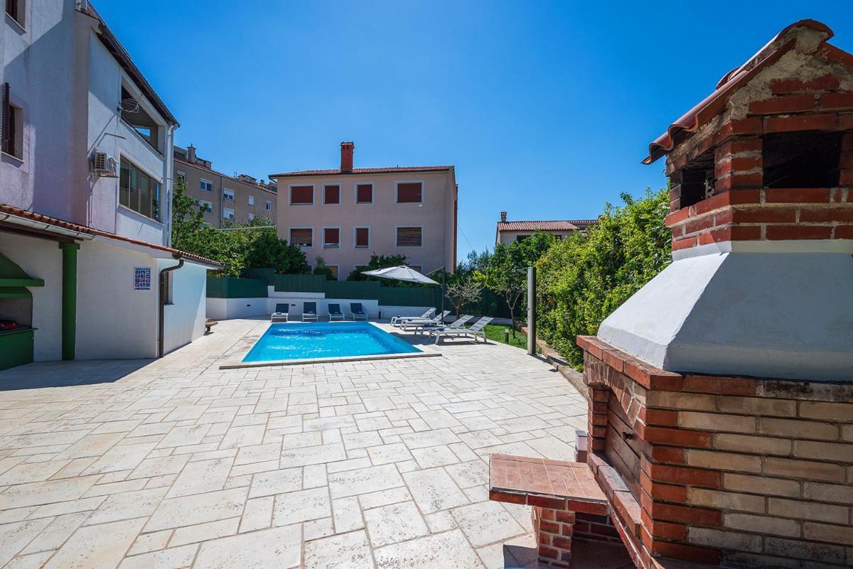 Big Swimming Pool Apartment Monvidal Pula Bagian luar foto