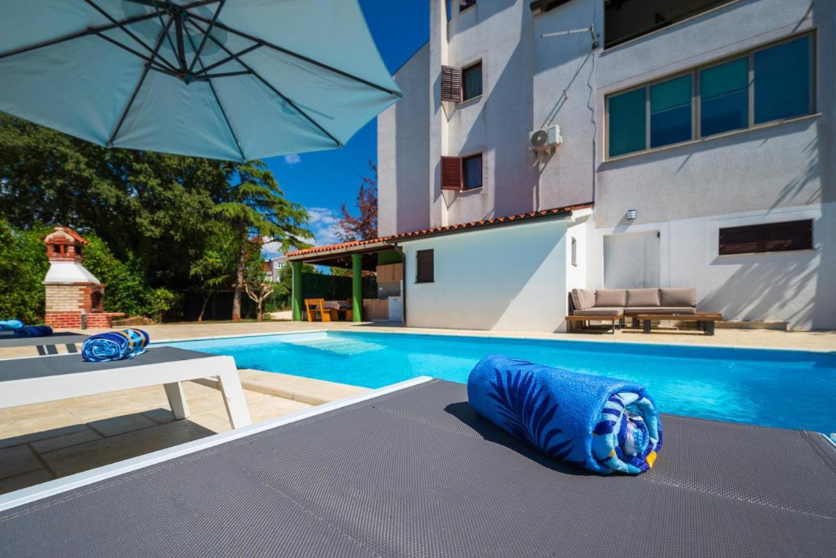 Big Swimming Pool Apartment Monvidal Pula Bagian luar foto