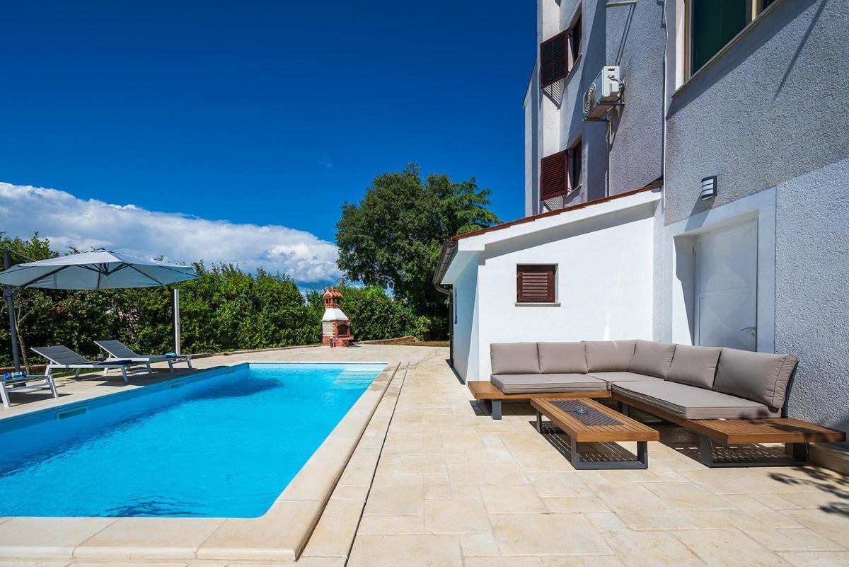 Big Swimming Pool Apartment Monvidal Pula Bagian luar foto