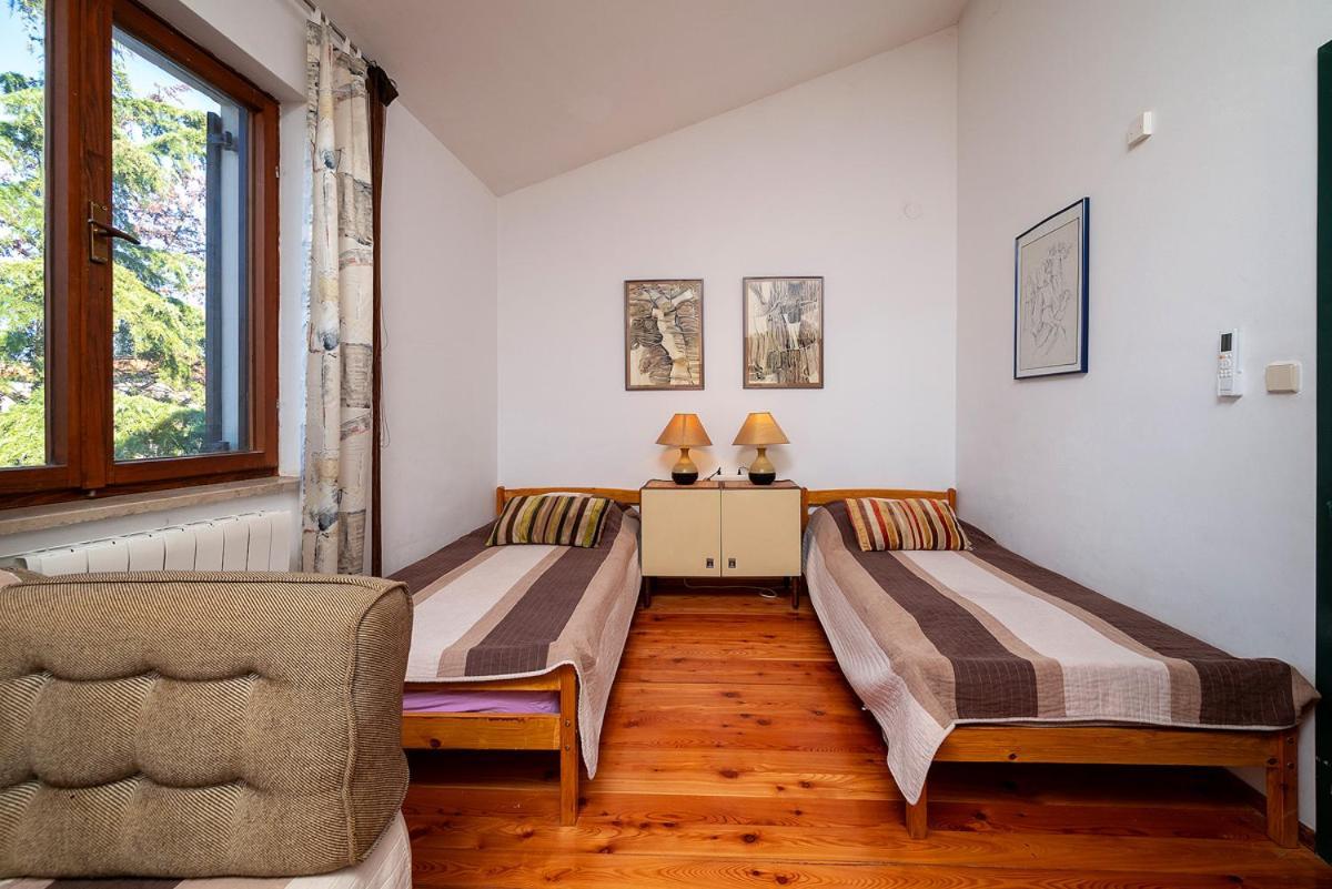 Big Swimming Pool Apartment Monvidal Pula Bagian luar foto