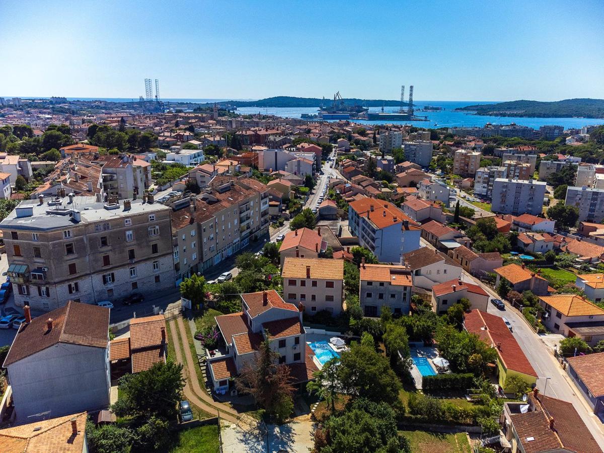 Big Swimming Pool Apartment Monvidal Pula Bagian luar foto