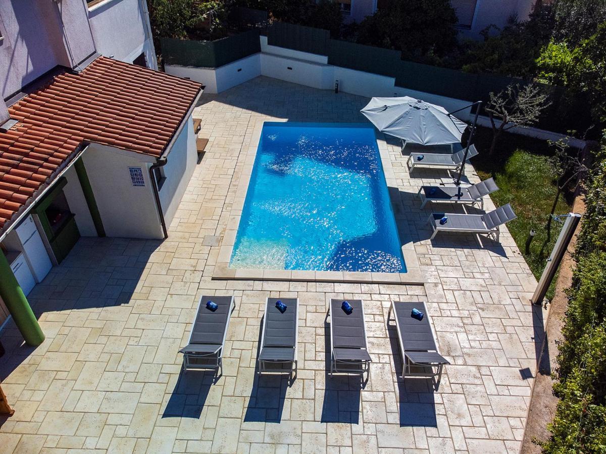 Big Swimming Pool Apartment Monvidal Pula Bagian luar foto