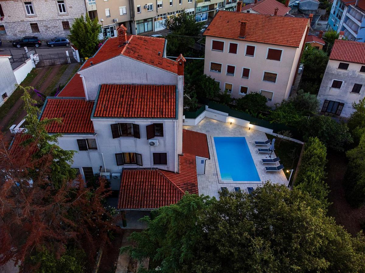 Big Swimming Pool Apartment Monvidal Pula Bagian luar foto