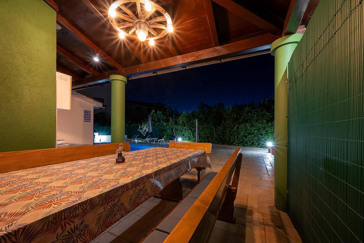 Big Swimming Pool Apartment Monvidal Pula Bagian luar foto