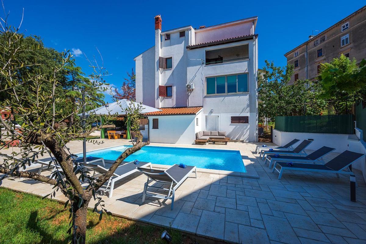 Big Swimming Pool Apartment Monvidal Pula Bagian luar foto