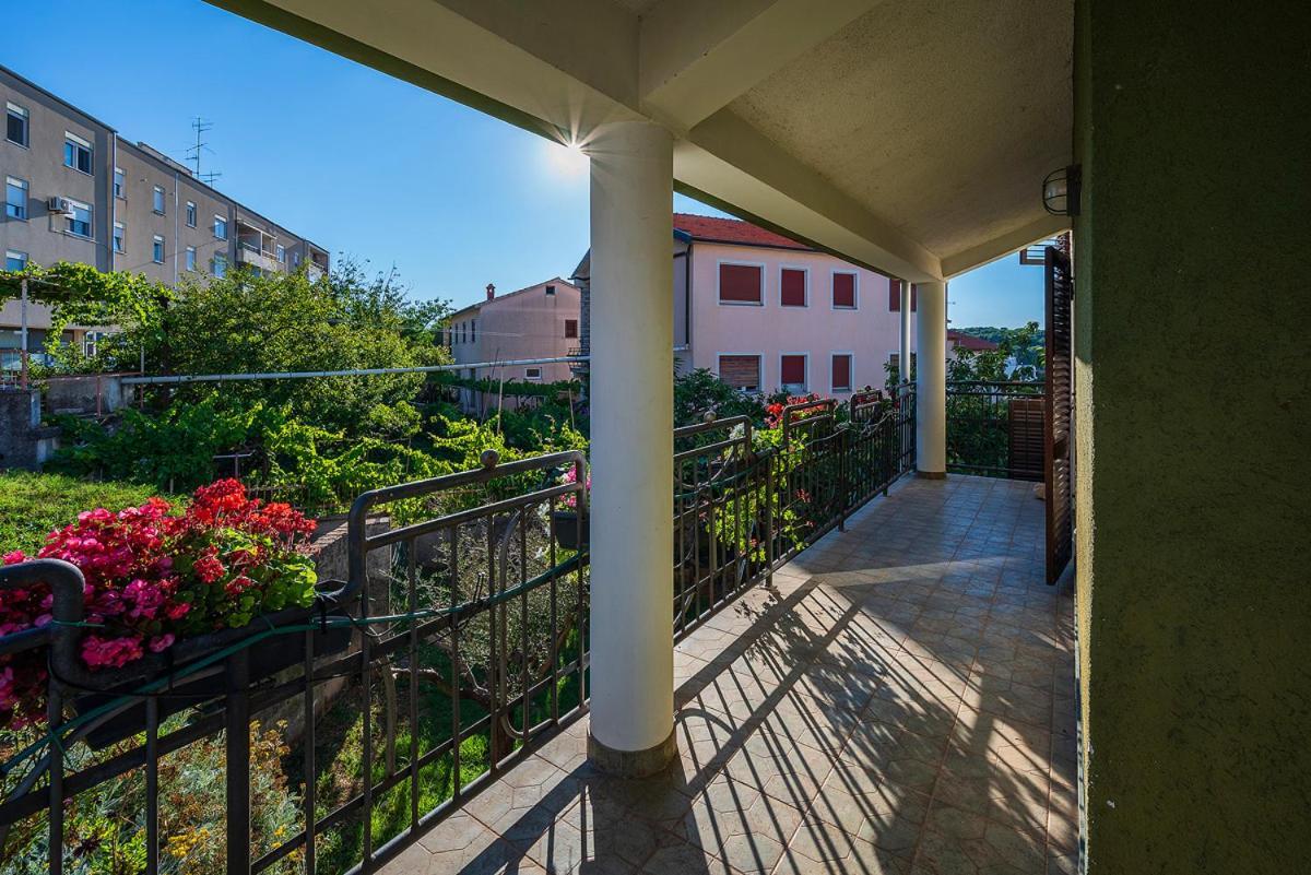 Big Swimming Pool Apartment Monvidal Pula Bagian luar foto