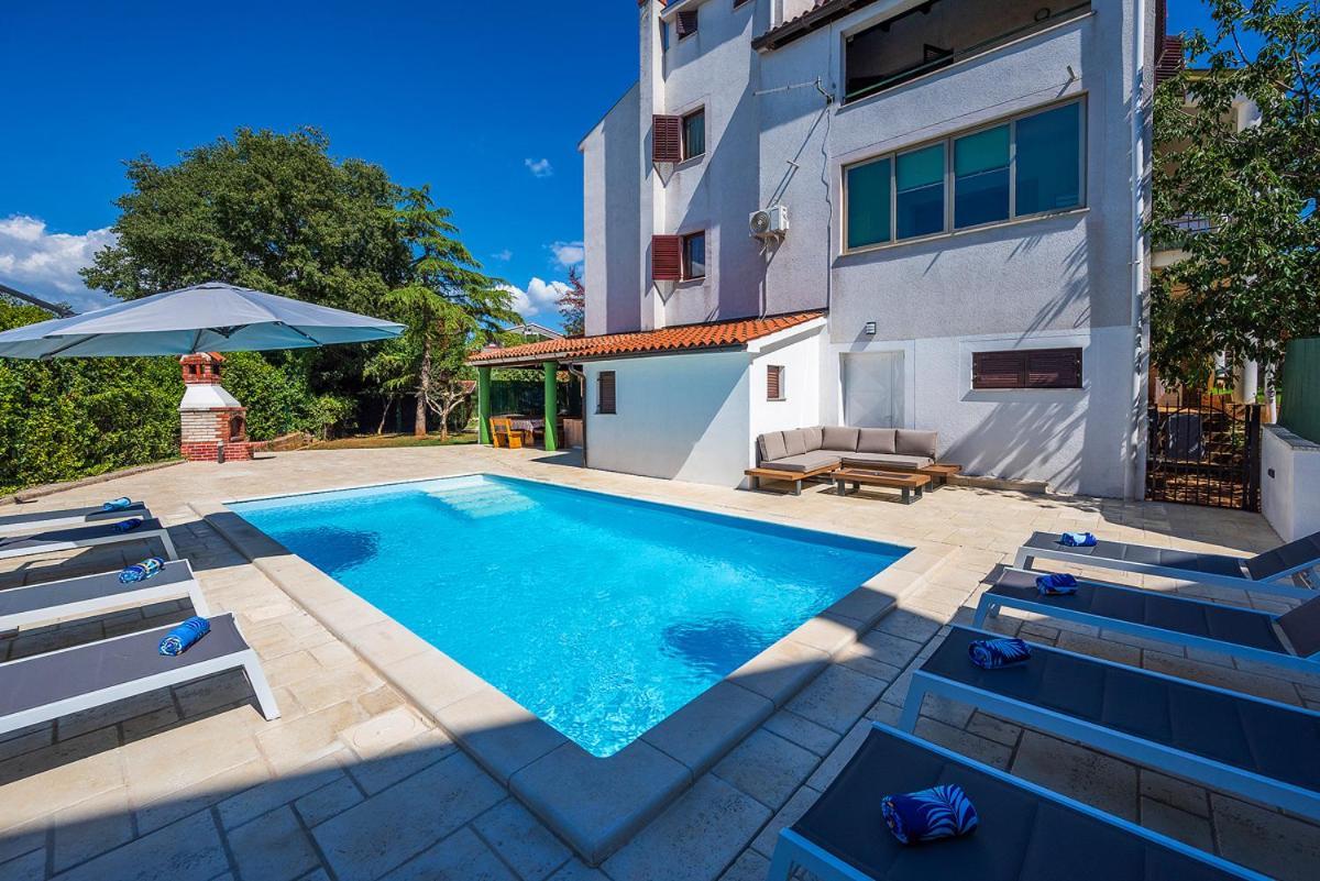 Big Swimming Pool Apartment Monvidal Pula Bagian luar foto