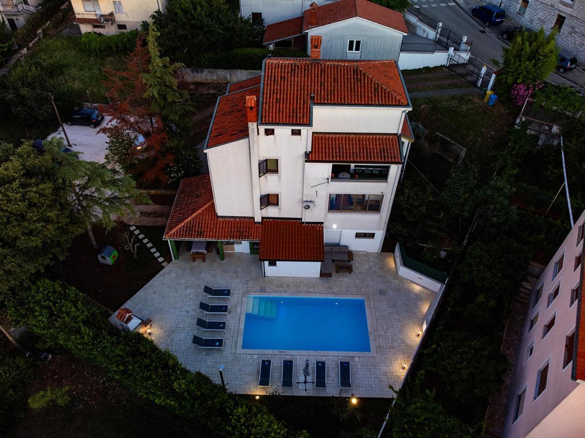 Big Swimming Pool Apartment Monvidal Pula Bagian luar foto