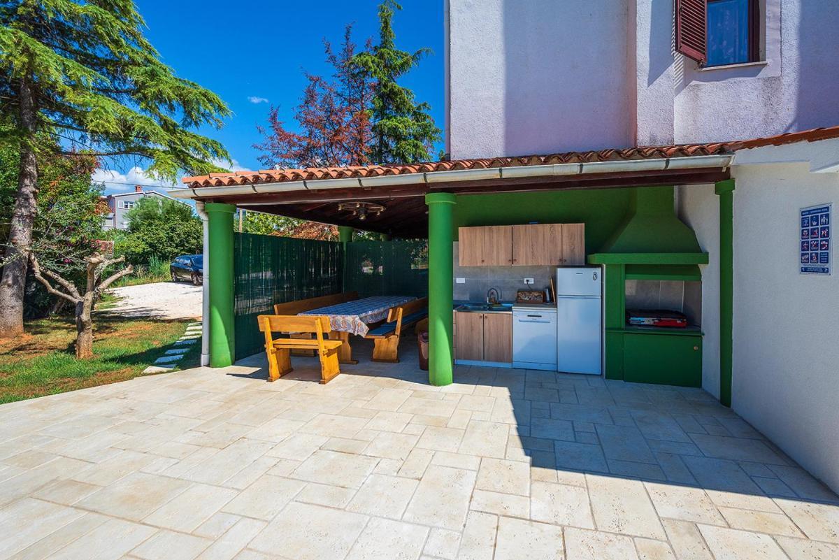 Big Swimming Pool Apartment Monvidal Pula Bagian luar foto