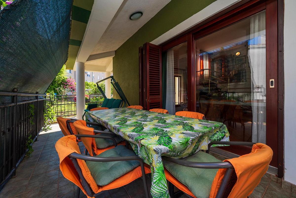 Big Swimming Pool Apartment Monvidal Pula Bagian luar foto