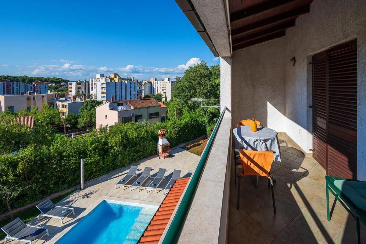 Big Swimming Pool Apartment Monvidal Pula Bagian luar foto