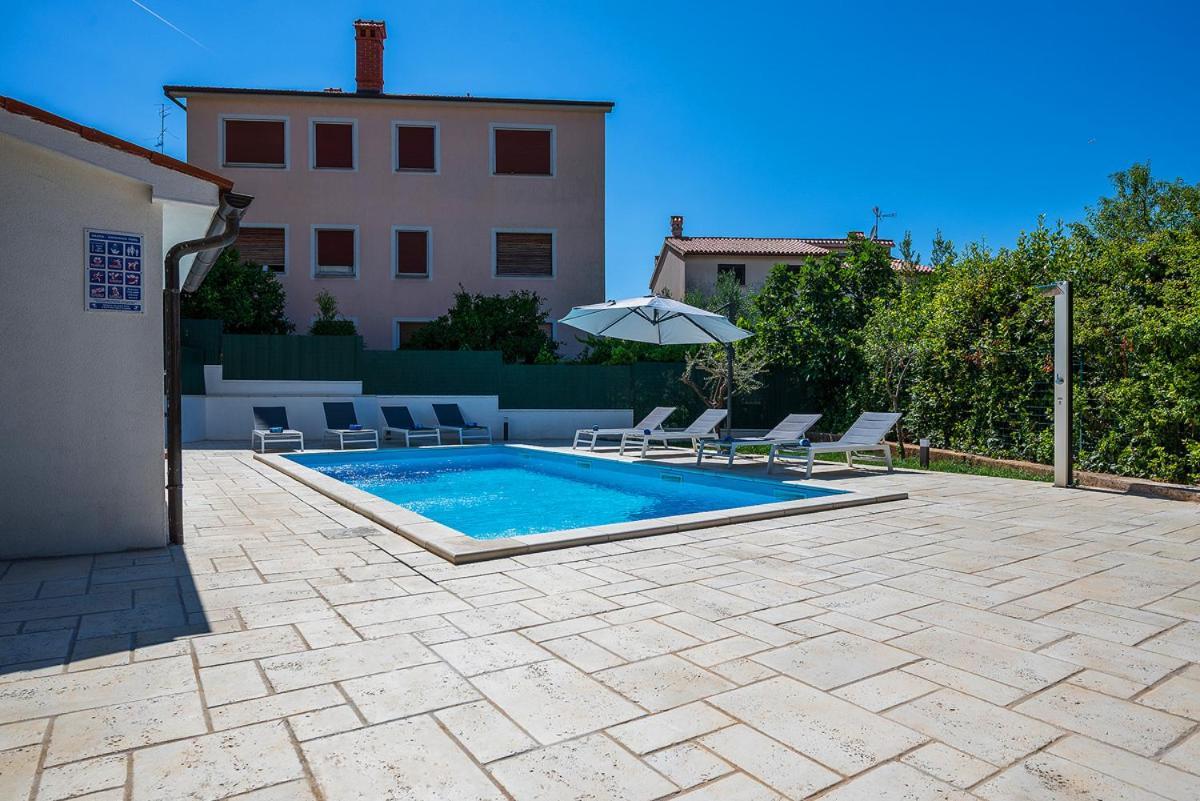 Big Swimming Pool Apartment Monvidal Pula Bagian luar foto