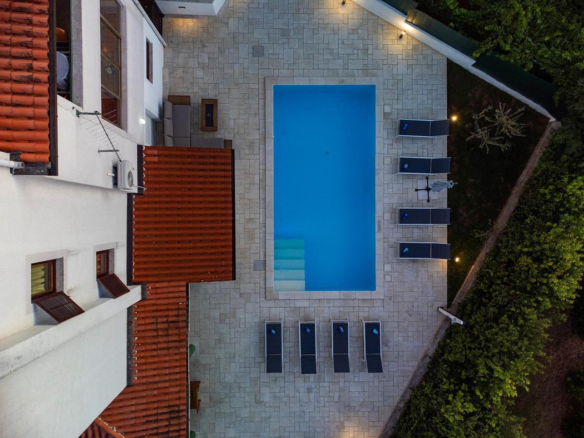 Big Swimming Pool Apartment Monvidal Pula Bagian luar foto