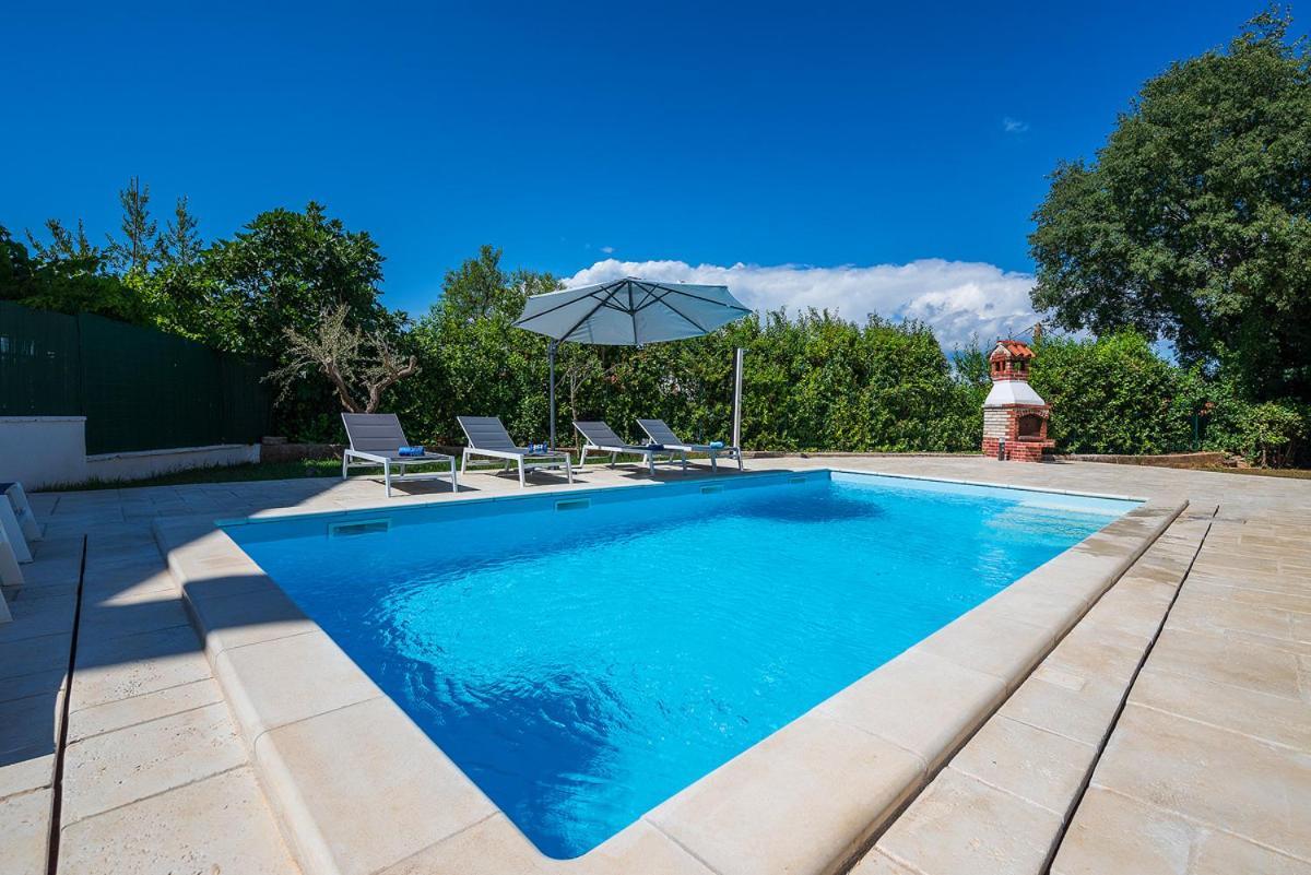 Big Swimming Pool Apartment Monvidal Pula Bagian luar foto