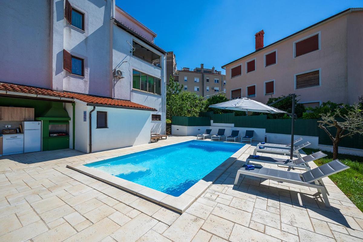 Big Swimming Pool Apartment Monvidal Pula Bagian luar foto