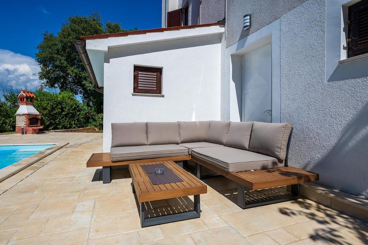 Big Swimming Pool Apartment Monvidal Pula Bagian luar foto