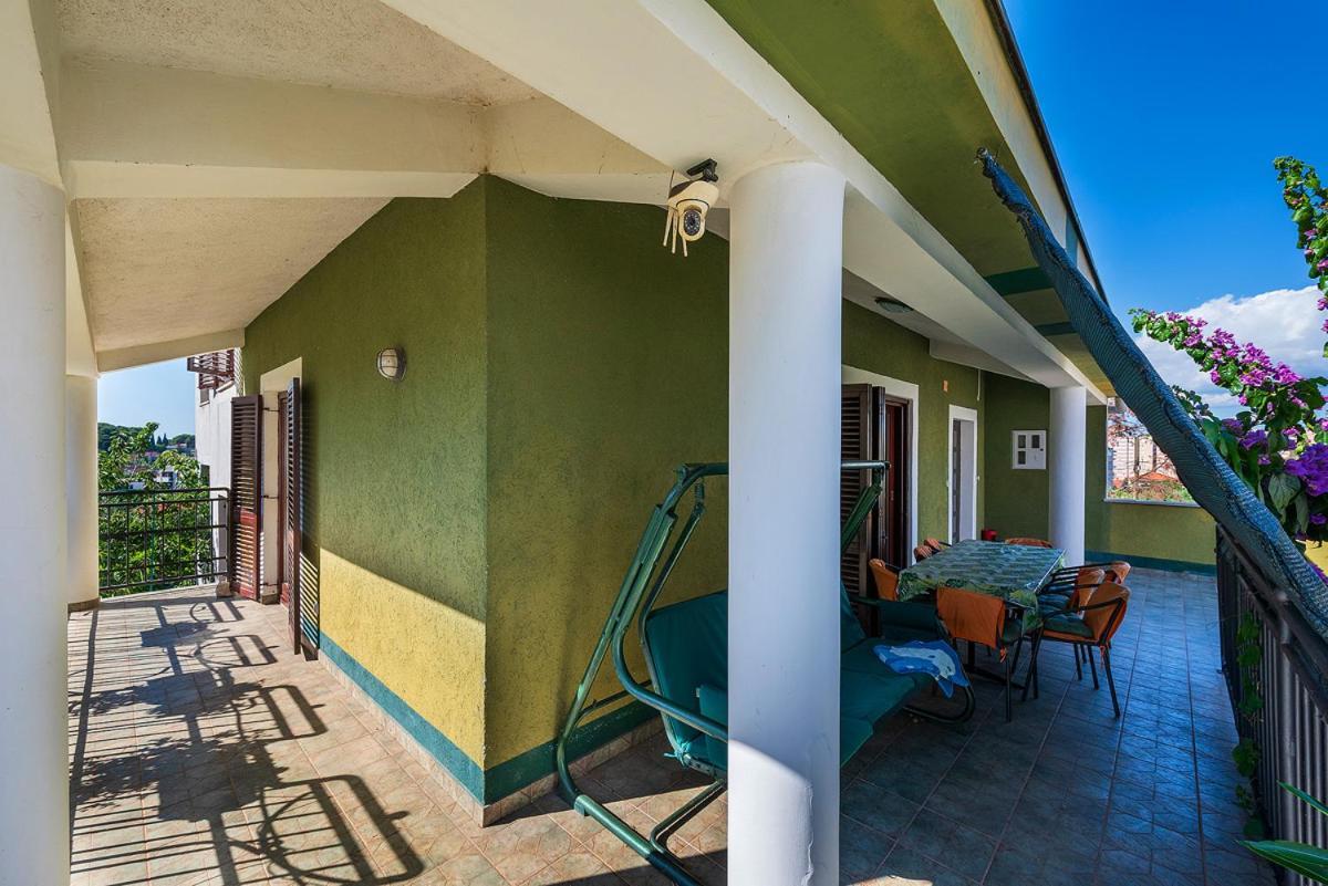 Big Swimming Pool Apartment Monvidal Pula Bagian luar foto