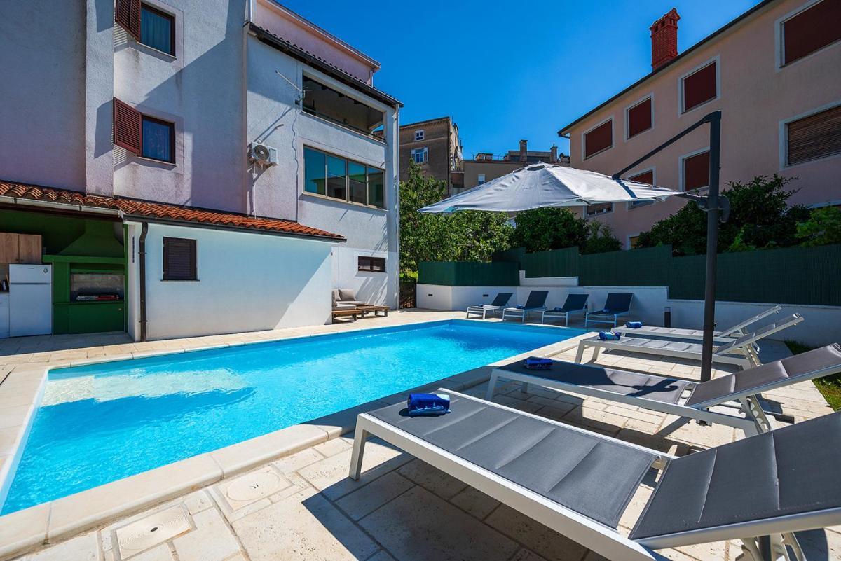Big Swimming Pool Apartment Monvidal Pula Bagian luar foto