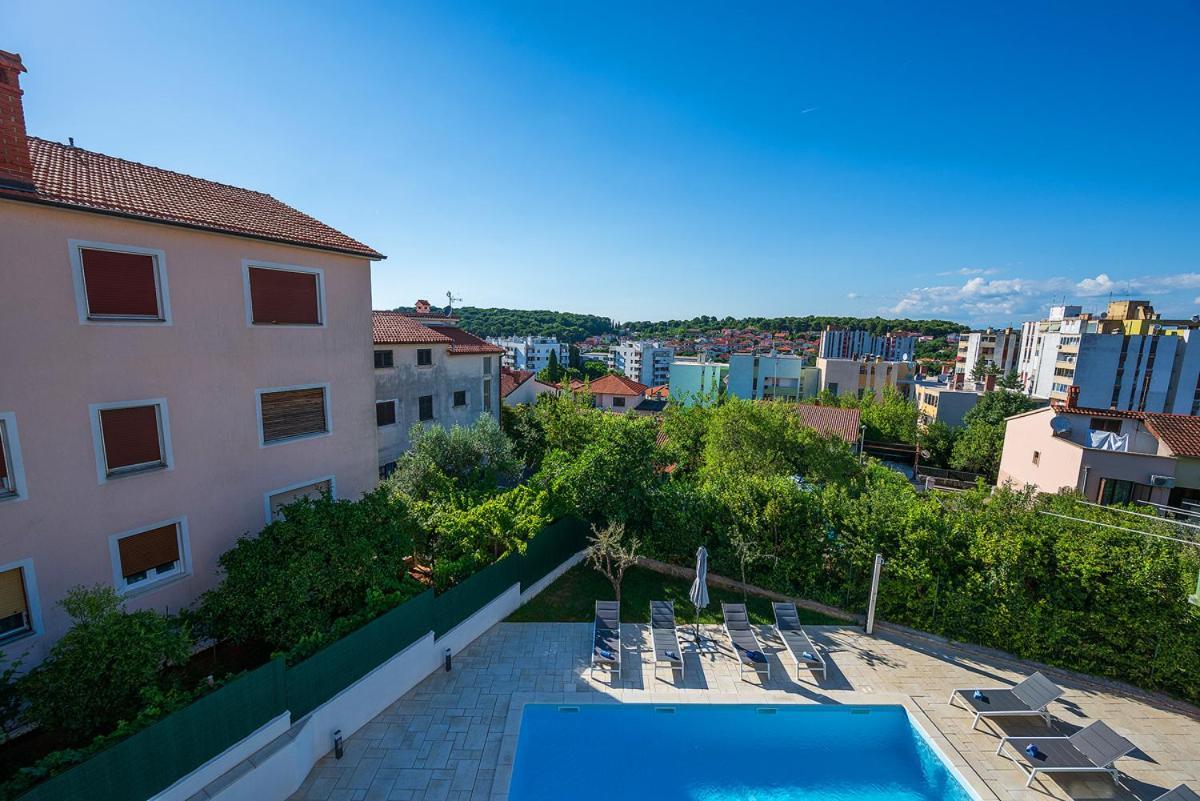 Big Swimming Pool Apartment Monvidal Pula Bagian luar foto
