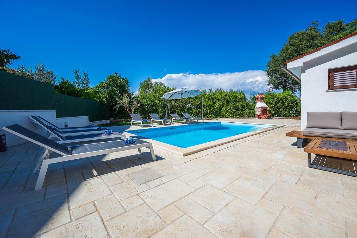 Big Swimming Pool Apartment Monvidal Pula Bagian luar foto