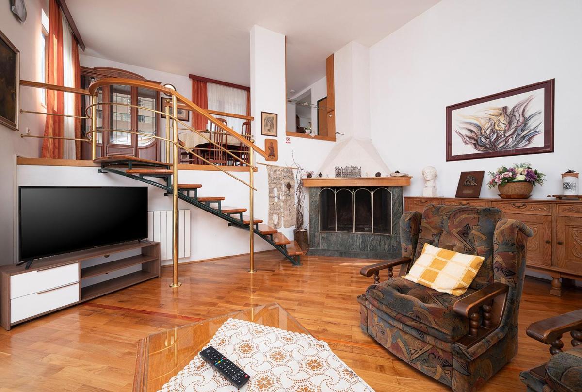 Big Swimming Pool Apartment Monvidal Pula Bagian luar foto