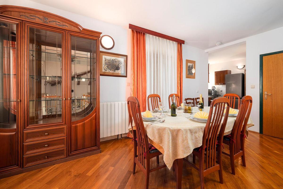 Big Swimming Pool Apartment Monvidal Pula Bagian luar foto
