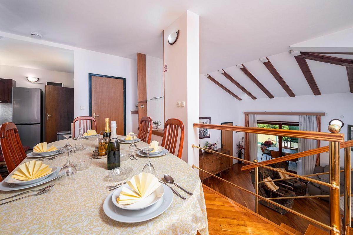 Big Swimming Pool Apartment Monvidal Pula Bagian luar foto