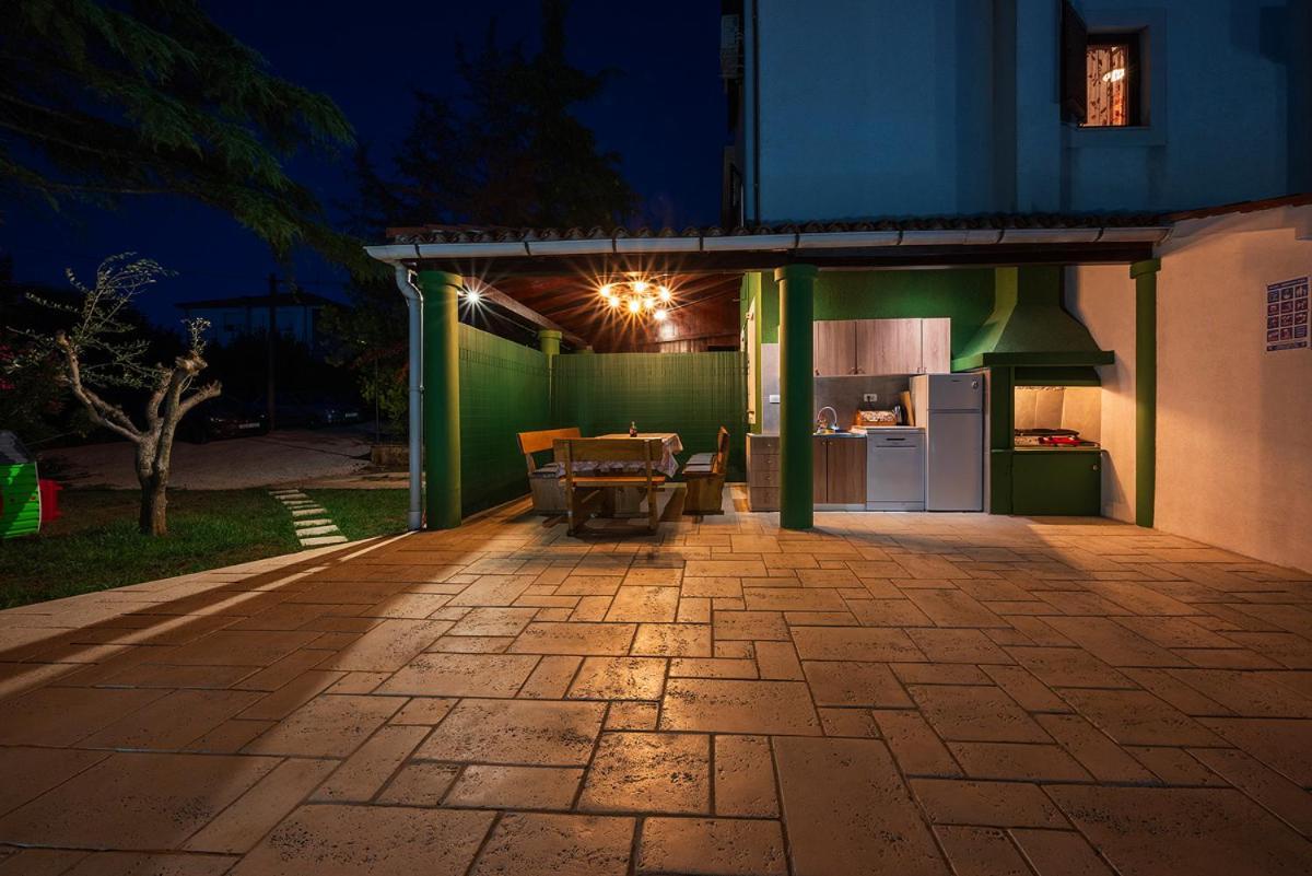 Big Swimming Pool Apartment Monvidal Pula Bagian luar foto