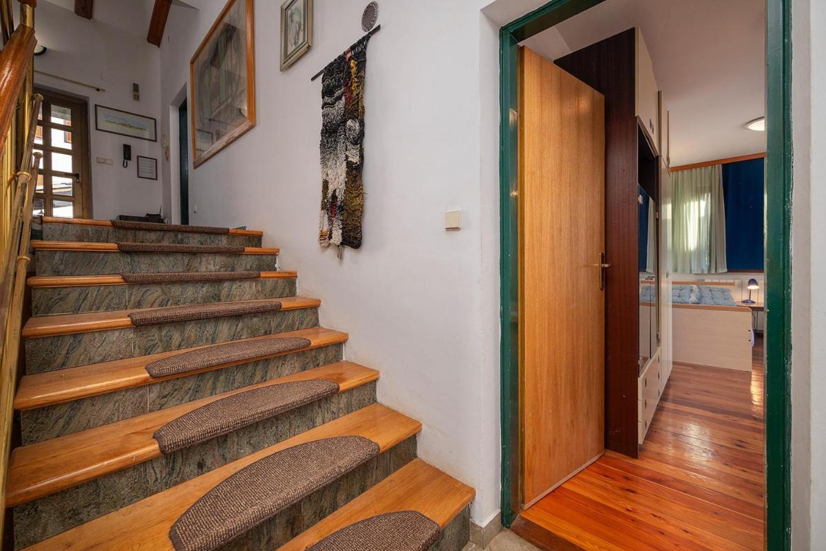Big Swimming Pool Apartment Monvidal Pula Bagian luar foto