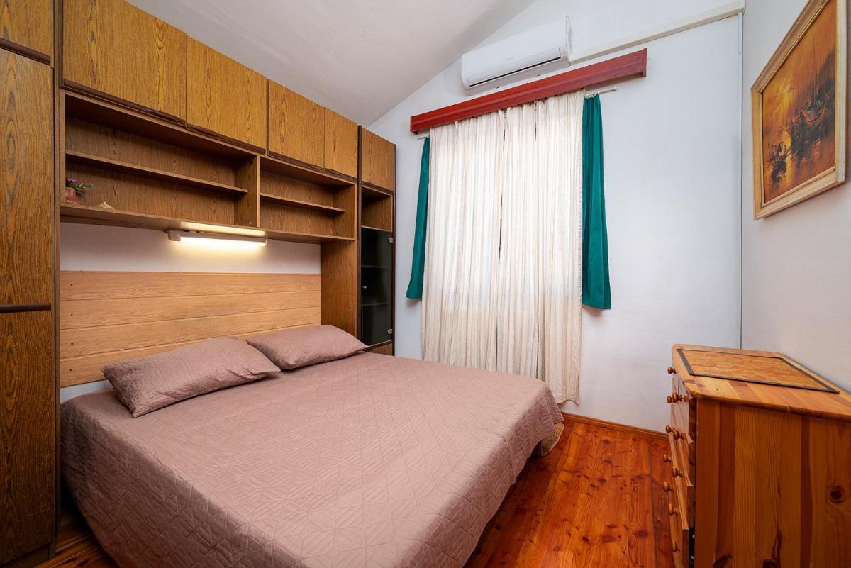 Big Swimming Pool Apartment Monvidal Pula Bagian luar foto