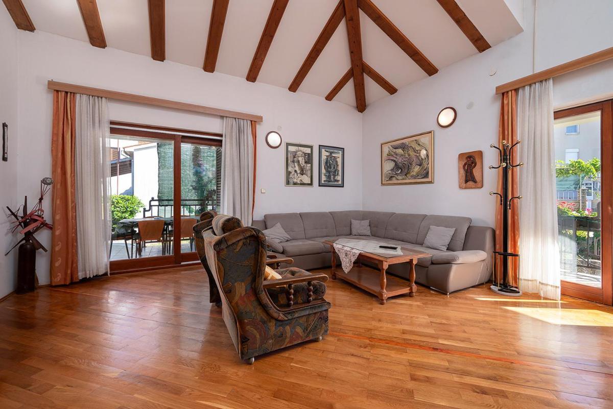 Big Swimming Pool Apartment Monvidal Pula Bagian luar foto
