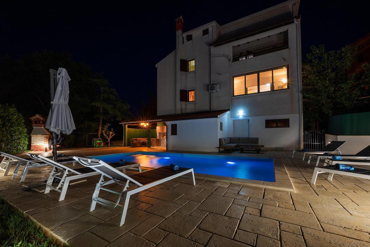 Big Swimming Pool Apartment Monvidal Pula Bagian luar foto