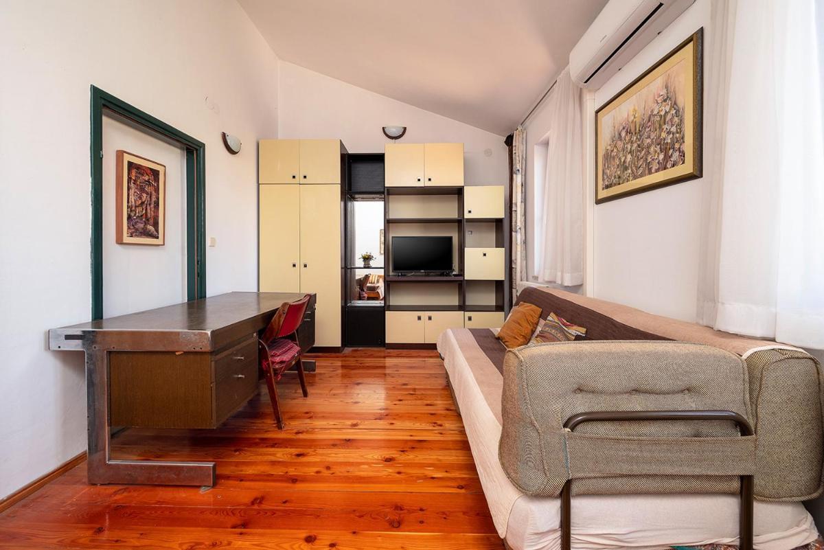 Big Swimming Pool Apartment Monvidal Pula Bagian luar foto