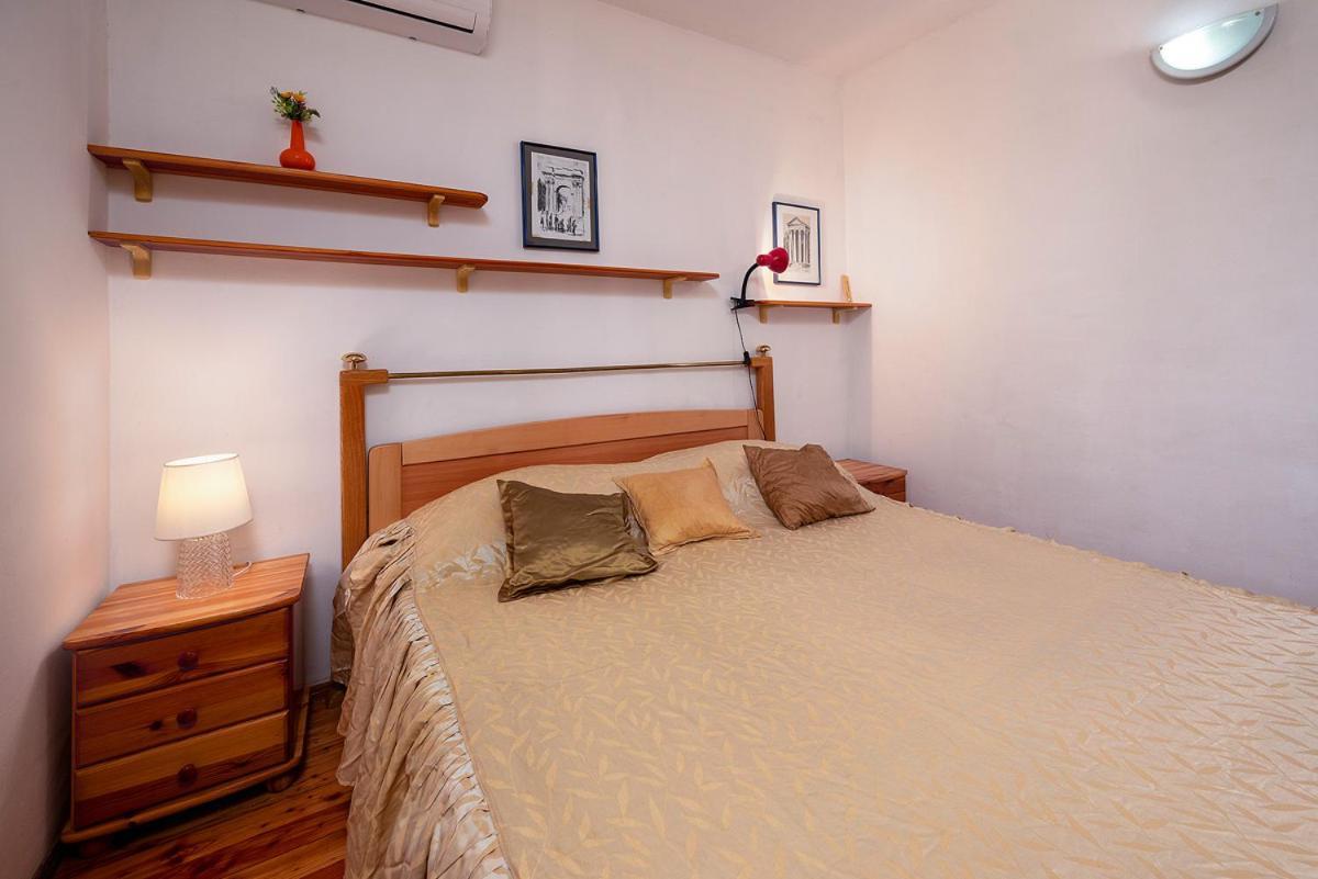 Big Swimming Pool Apartment Monvidal Pula Bagian luar foto