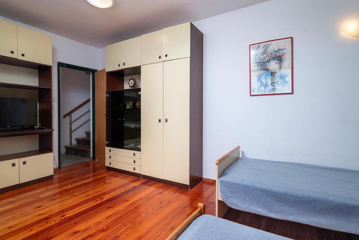 Big Swimming Pool Apartment Monvidal Pula Bagian luar foto