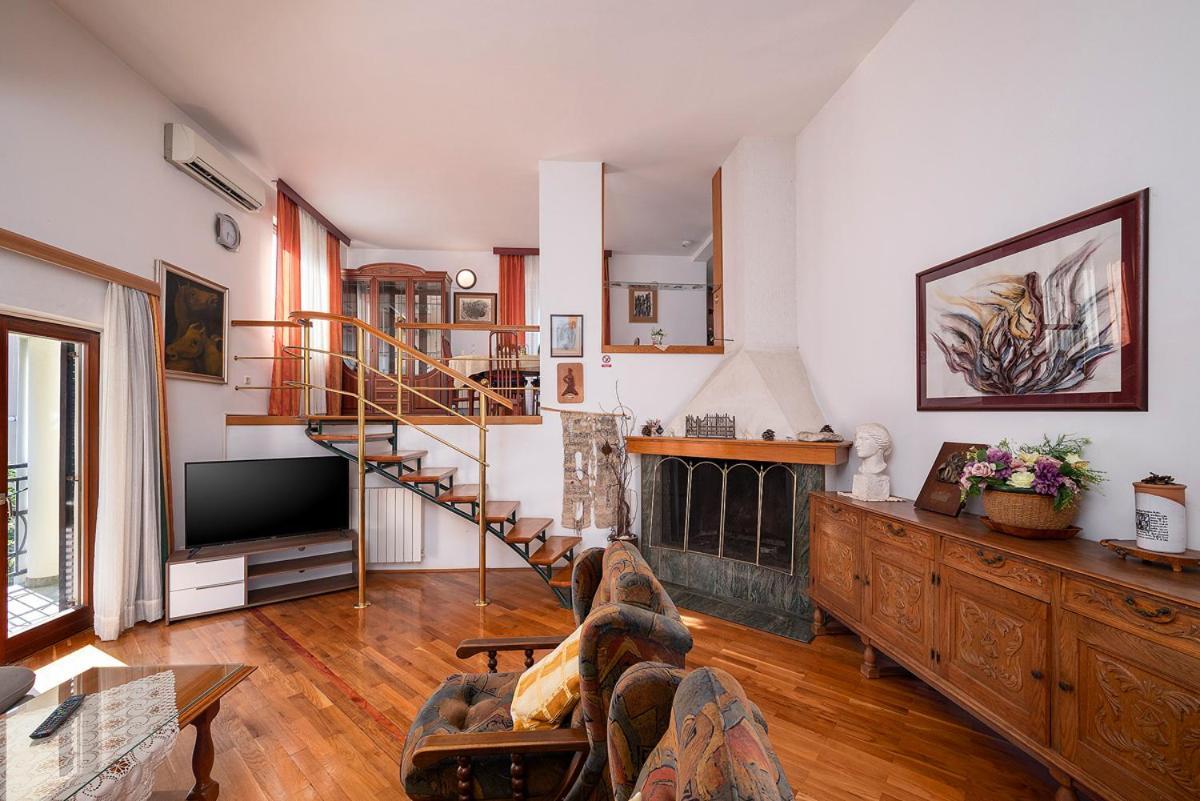 Big Swimming Pool Apartment Monvidal Pula Bagian luar foto